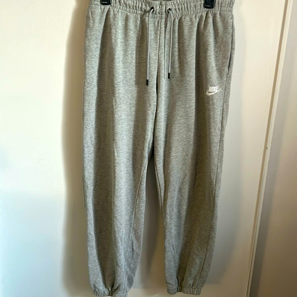 Nike Women’s Gray Sportswear Essential Fleece Lounge Athletic Sweatpants - Picture 9 of 9